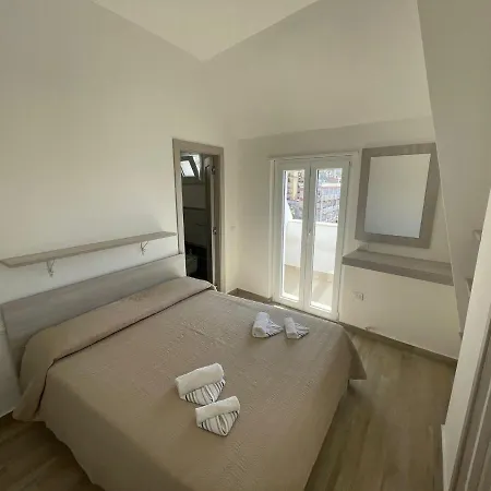 A Pochi Passi Dalla Piazza- Vista Mare Apartment *