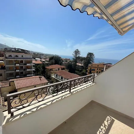 A Pochi Passi Dalla Piazza- Vista Mare Apartment *